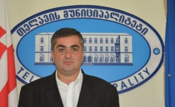 ცოლზე და შვილებზე ძალადობისათვის, თელავის საკრებულოს წევრი დააკავეს - "ფიზიკური შეურაცხყოფა მიაყენა მეუღლეს და შვილებს და მათ იარაღით დაემუქრა"
