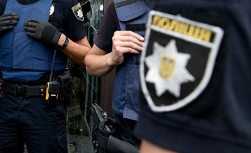 უკრაინაში ხელყუმბარით შეიარაღებულმა პირმა პოლიციელი მძევლად აიყვანა