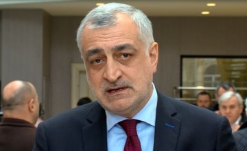 კორონავირუსით ინფიცირებულ მამუკა ხაზარაძეს მაღალი ტემპერატურა და პნევმონია აქვს