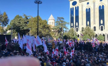 რუსთაველზე ოპოზიციონერებმა და სამოქალაქო აქტივისტებმა შეკრება დაიწყეს