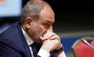 ნიკოლ ფაშინიანს კაპიტულაციის გამოცხადების შემდეგ ბინაში შეუვარდნენ (ვიდეო)