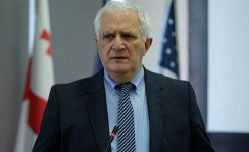 ამირან გამყრელიძეს  კორონავირუსის არანაირი სიმპტომი არ აღენიშნება, სახლშია და აგრძელებს თვითმონიტორინგს