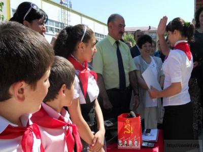ცხინვალელო და მოსკოველო პიონერებო,  სწორდით! სმენა!