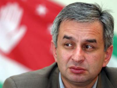 სეპარატისტი რაულ ხაჯიმბა აფხაზეთში „მორალური ფასეულობების რღვევაზე” წუხს...
