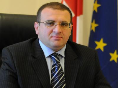 რატომ „გააწევრიანეს“ ზუგდიდის გამგებელი „ქართულ ოცნებაში“?