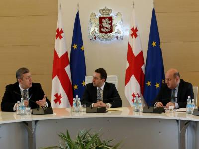 პრემიერმა ლარის კურსთან დაკავშირებით ეკონომიკური გუნდის წევრებთან და ეროვნული ბანკის ხელმძღვანელობასთან შეხვედრა გამართა