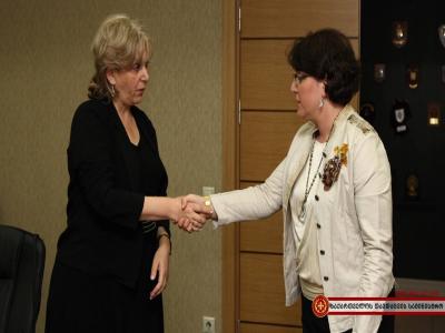 თინათინ ხიდაშელი სერგო თეთრაძის მეუღლეს და ადვოკატს შეხვდა