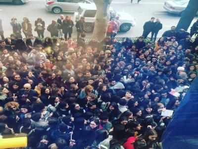 დღის ფოტო: გულშემატკივარი ფრანგ მწერალ ფრედერიკ ბეგბედერთან შეხვედრას ელოდება