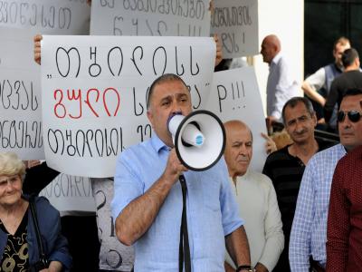 გოგირდის აბანოების თანამშრომლებმა თბილისის მერიასთან გოგირდის წყალი დაღვარეს