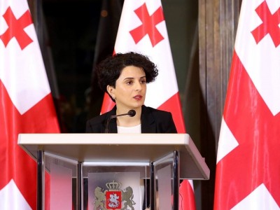 შს მინისტრი კლუბ ”ბასიანთან” მომხდარი ინციდენტის დროს დაჭრილ პოლიციელს გამოჩენილი მამაცობისთვის მედალს გადასცემს
