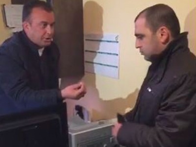 „ბაკურიანის გამგებელმა მეზობელს სახლი და მიწის ნაკვეთები წაართვა“
