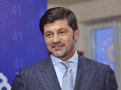 "თურმე წავედი მილანში, იქ ხალხი რესტორანში დავპატიჟე, მერე თმები შევიჭერი და ღამის კლუბშიც ვიყავი"