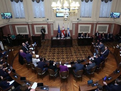 ხმაური თბილისის საკრებულოს სხდომაზე - ლევან ხაბეიშვილმა სხდომა პროტესტის ნიშნად დატოვა