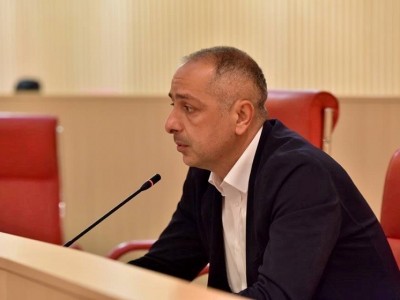 „26 მაისს სისხლის გუბეებში იდექით, ტაშს უკრავდით ბელადს, რამდენიმე მეტრში კი 2 გვამი არ იყო გაციებული“