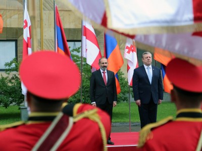 მთავრობის ადმინისტრაციაში სომხეთის პრემიერ-მინისტრის დახვედრის ოფიციალური ცერემონია გაიმართა