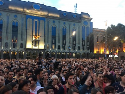 „წადი! წადი! წადი!“ - პარლამენტის წინ მიმდინარე აქციაზე ივანიშვილის პოლიტიკიდან წასვლას ითხოვენ