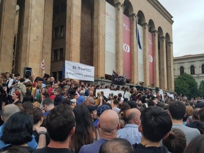 სამართალდამცავებმა "ნუ მომკლავ" ბანერი პარლამენტის შენობიდან წაიღეს
