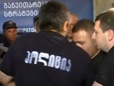 დაპირისპირება ოზურგეთში - „ენმ“-ის დეპუტატებს საკრებულოს თავმჯდომარის კაბინეტზე ჩაფხუტის დამაგრების უფლება არ მისცეს