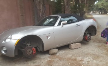 თბილისში Pontiac Solstice-ის მარკის ავტომობილს ოთხივე საბურავი მოხსნეს და აგურებზე შეაყენეს