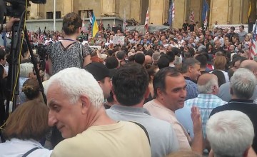 პარლამენტის წინ ვასაძის მხარდამჭერებსა და ანტისაოკუპაციო აქციის მონაწილეებს შორის ინციდენტი მოხდა