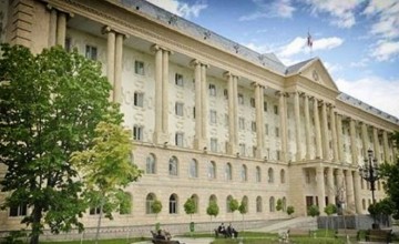 თბილისში, სასამართლომ მამაკაცს, რომელიც შვილებს სცემდა და აწამებდა, 10 წლით თავისუფლების აღკვეთა მიუსაჯა