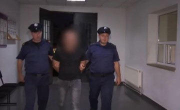 თერჯოლაში 36 წლის მამაკაცი დააკავეს, რომელმაც ტურისტს ჩანთიდან 2000 დოლარი მოჰპარა