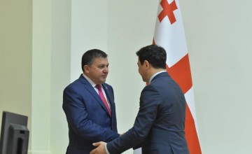 დეპუტატ ენზელ მკოიანის შვილმა, ოთხ პირთან ერთად ახალგაზრდა  „ბიტებით“ და „კასტეტით“ სცემა