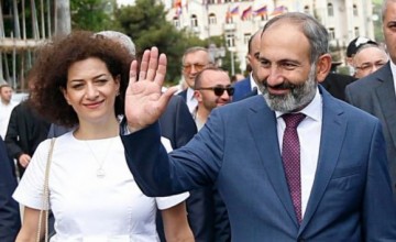 სომხეთის პრემიერი და მისი ოჯახის წევრები კორონავირუსით დაინფიცირდნენ - "ერთ-ერთი სამუშაო შეხვედრის დროს პირმა მაგიდაზე ჭიქა ისე დადო, რომ ხელთათმანი არ ეკეთა"